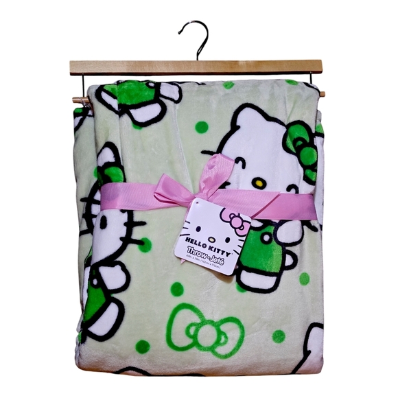 Hello Kitty St Patrick’s Day Throw Blanket Green Shamrock NWT - Picture 4 of 4
